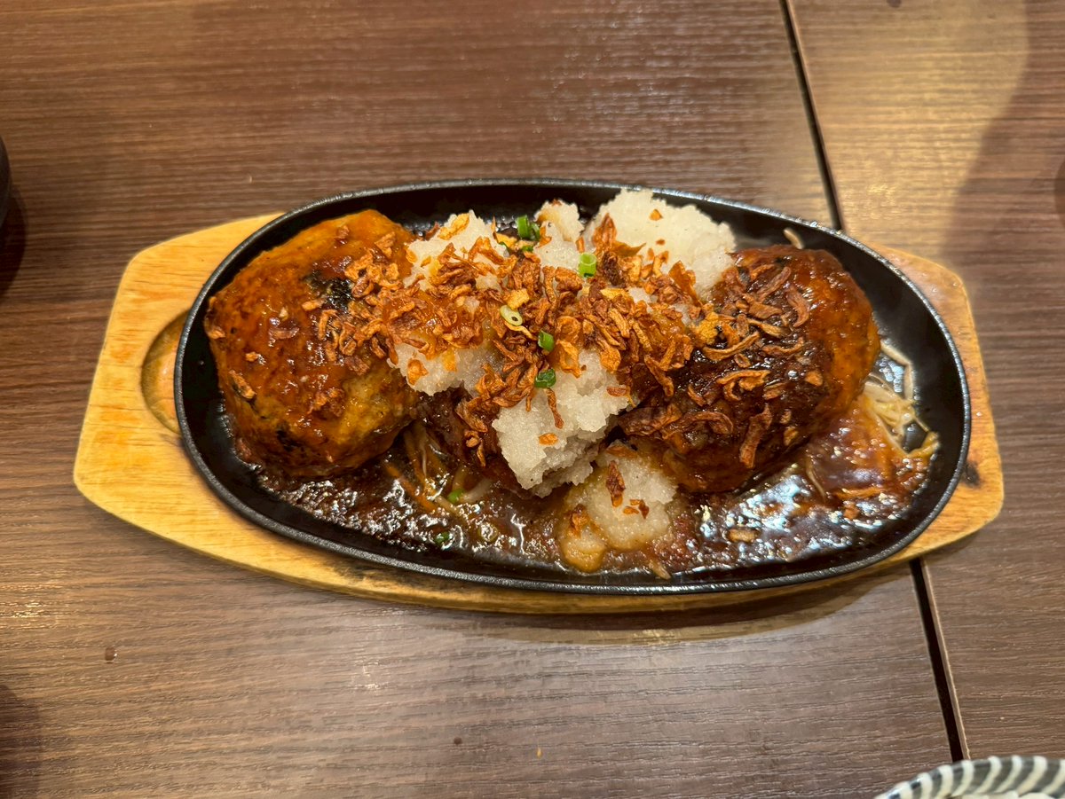 ARAI_HIDEO's tweet image. 和牛ホルモン WAIGAYA 新宿三丁目本店
ランチ限定で提供されている 自家製和牛ハンバーグ
注文スタイル
席に着いてから順番にオーダー、その場で 前払い制
ソースやトッピングを自由に選んでカスタマイズ可能
ハンバーグは 最大3個まで同一料金（1,200円～1,300円）
今回の注文…