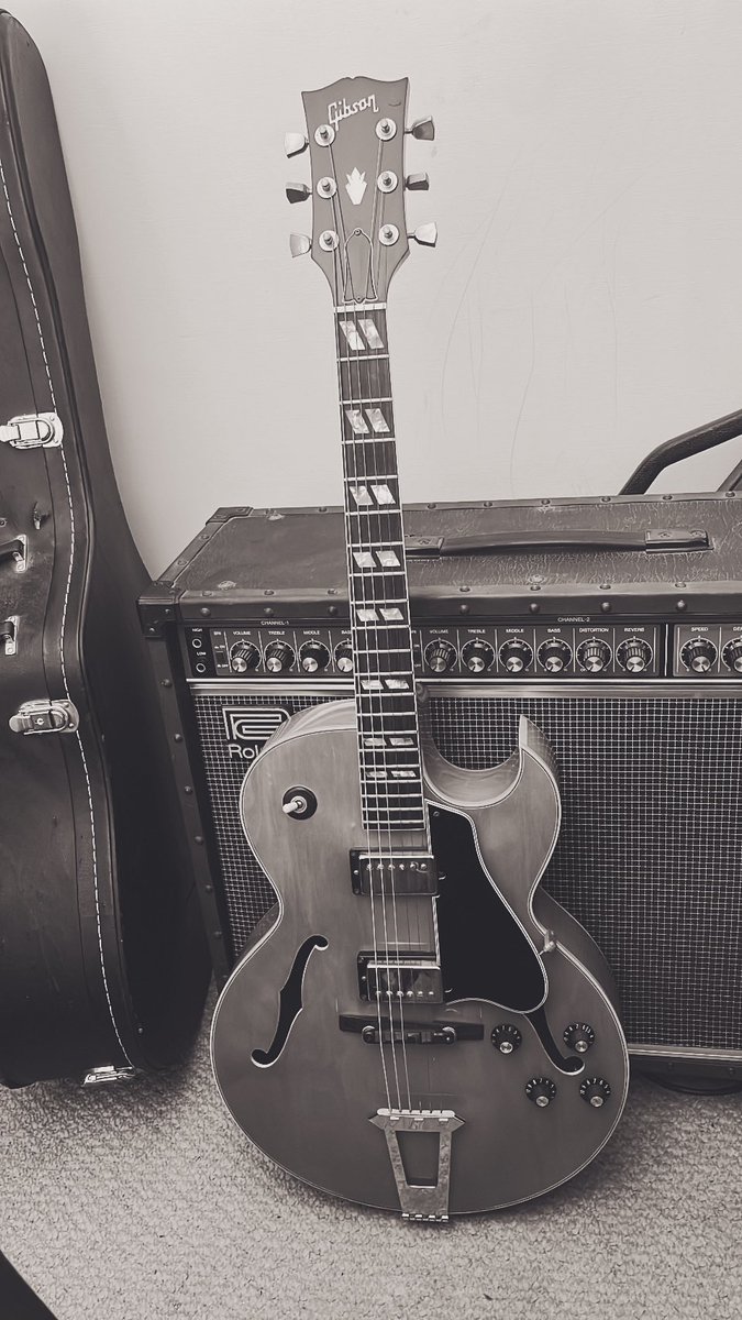 SoundCraftLab's tweet image. 🎸 @redmatriz guitars at night in the #SoundCraftLab #SCL 
bit.ly/SoundCraftLab