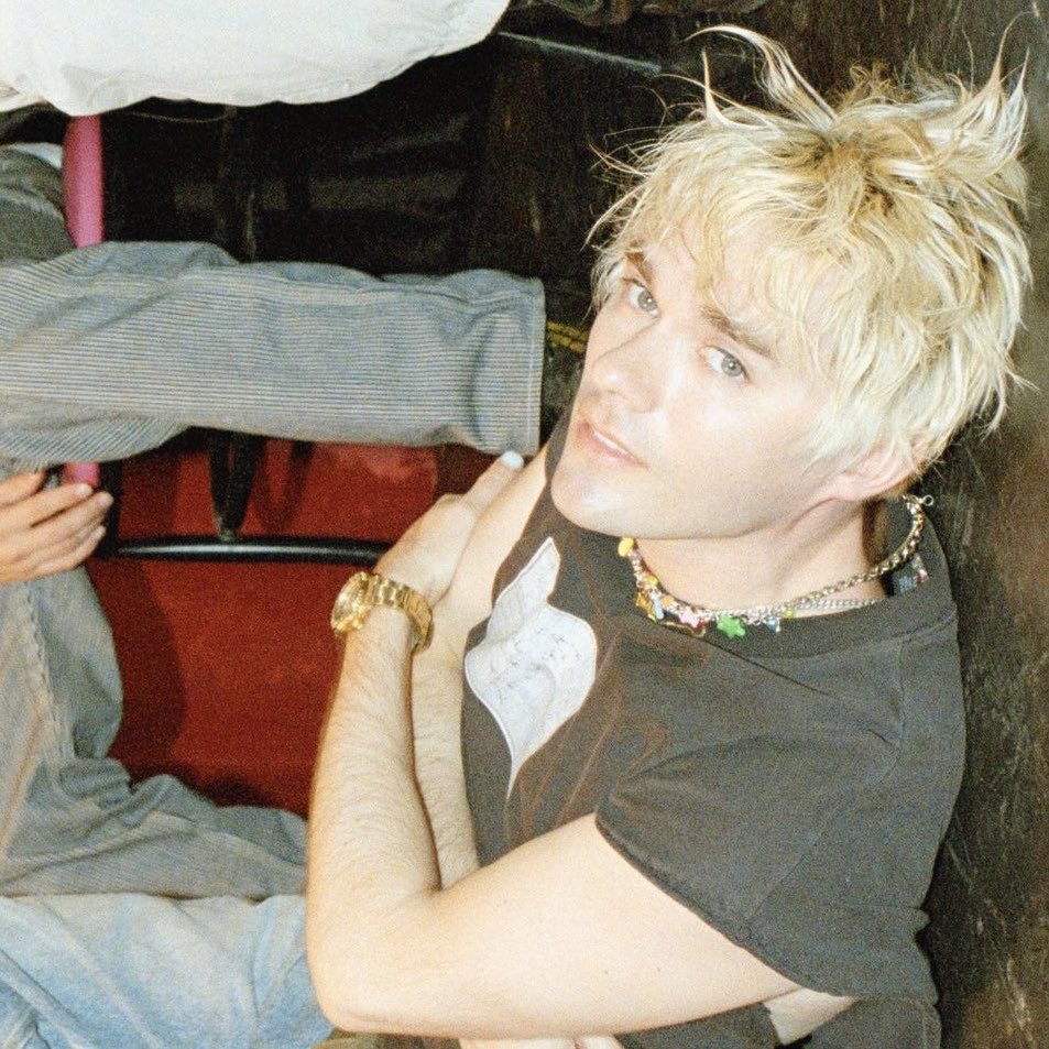 parxdreamboy's tweet image. bruh he’s so hot