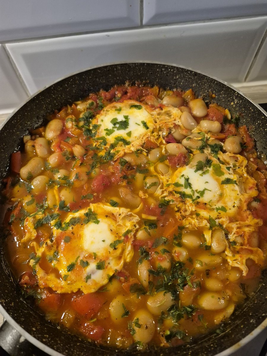 Jesus, cik tā Šakšuka ir garšīga! Ienācās daudz tomāti un nolēmu beidzot pagatavot šo izslavēto ēdienu. 3 vienā - garda, sātīga, veselīga - šķiedrvielas un olbaltumvielas. Būtu no rītiem vairāk laika, taisītu dd brokastīs. Un paldies kādai blogerei par hintu ar miziņas noņemšanu