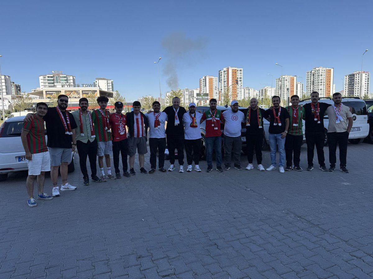 Diyarbakır’a gelen Pendikspor taraftarları ile Amedspor taraftarları bir araya gelerek dostluk ve kardeşlik mesajı verdiler.