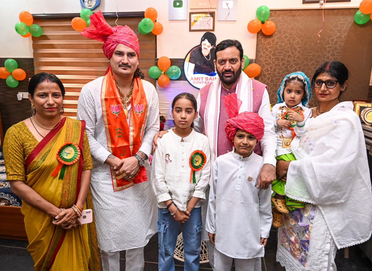 NayabSainiBJP's tweet image. हरियाणा के प्रसिद्ध कलाकार श्री अमित सैनी रोहतकिया एवं उनके परिवार से रोहतक में एक स्नेहभरी मुलाकात!
