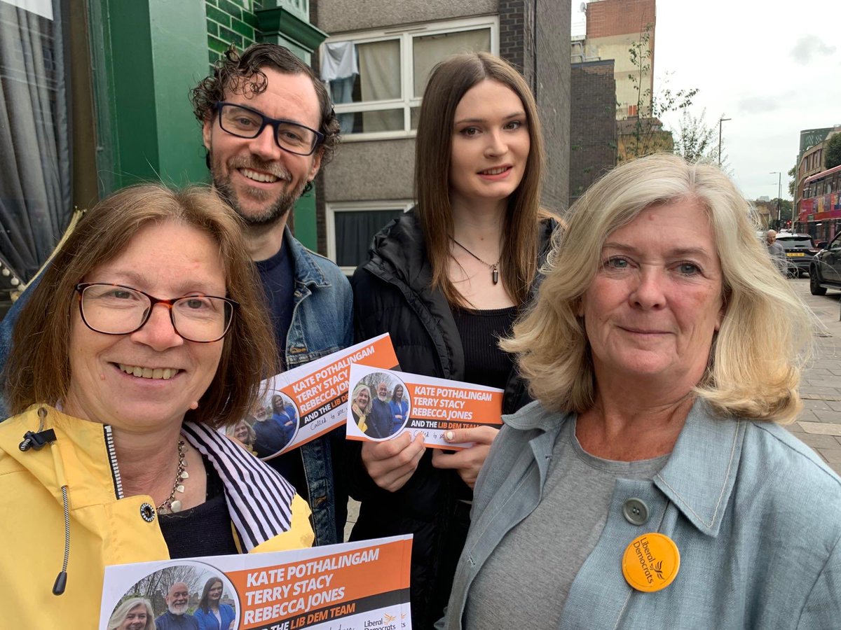 StMandStJLibDem's tweet image. Out on the door step this afternoon with @KatePothalingam and @RebeccaJones_03 #LibDems