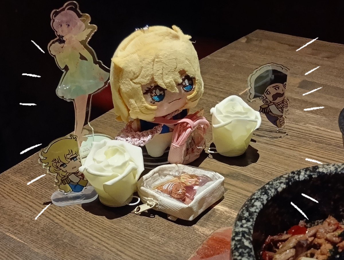 昨日はたくさんのぬいとアクスタで溢れてた机と違って今日は少人数。
仲良よしな先輩とランチ。宝塚もベルばらも好きだけどぬいやアクスタ持つほどのファンではないのでちょっとずつ沼らせようと思います。
わかさん<a href="/waka_book55/">宇野わか🍀えほん描くひと</a>のダグー大佐に見守られながら個室で石焼ビビンバ