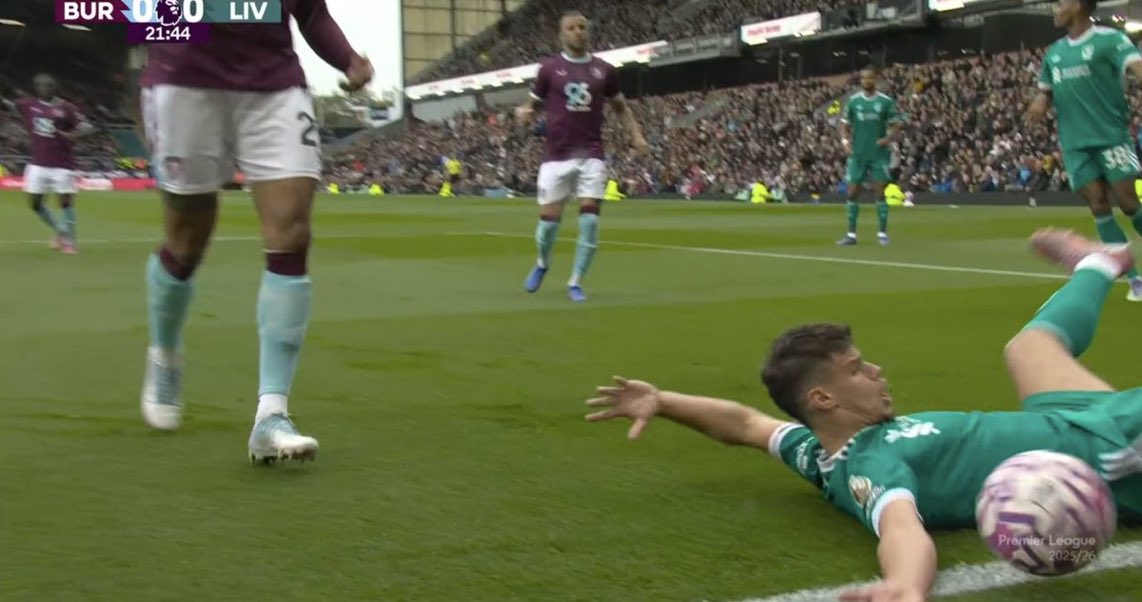FinalWhistleFT's tweet image. 🚨 KERKEZ HAS BEEN GIVEN A YELLOW CARD FOR DIVING 🤣🤣🤣🤣