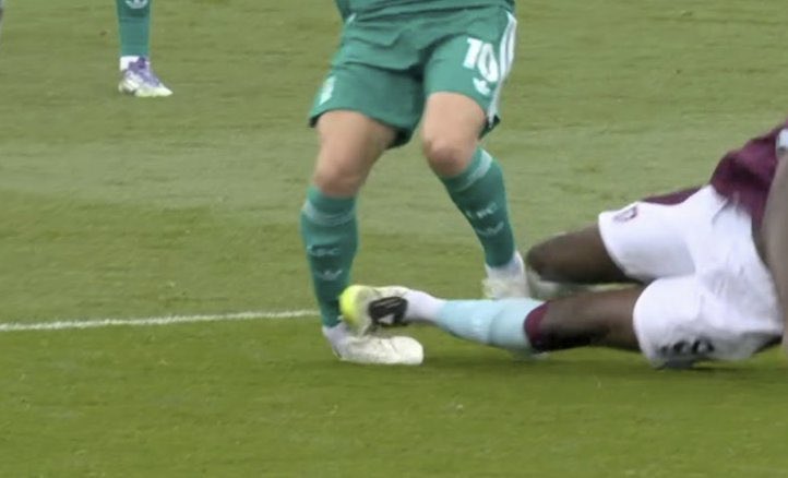 FinalWhistleFT's tweet image. 🚨 If this isn’t a red card i dont know what is.