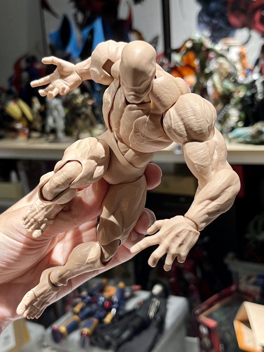 Romankeyの新素体BIG GUY。
可動のアプローチが前回の素体と比べると別物。
同じメーカーの物とは思えないぐらい触り心地が違います。
アメヤマっぽい可動軸があったりとちょっと癖があるけどよく動くマッチョ素体です。
結局ブラッドスポートとレッドフードみたいなヘッドはどちらも付属してました。