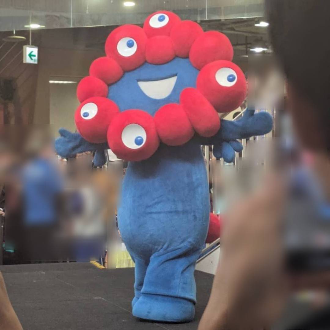 piramaru15's tweet image. 念願の生ミャクミャク❤️💙
とんでもなく大大大人気で！！
駐車場は満車、道路まで渋滞😳
グッズ身につけて会いに来てた方も沢山いて💖
会えた時のみんなのキラッキラな笑顔✨
尊すぎて見てるだけでシアワセもらえた🥹✨
推しパワーってやっぱりすごい❤️‍🔥
aikoのライブ行った時とおんなじ感覚～🥰❣️