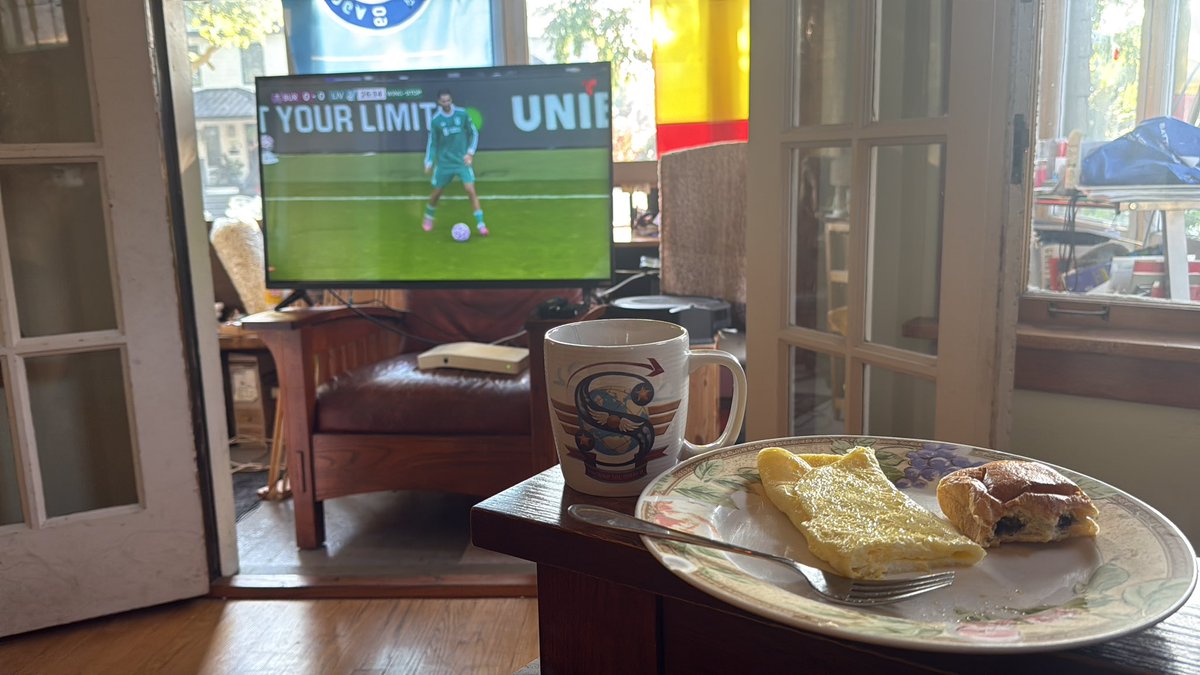 SFrickx's tweet photo. @LFCUSA I’m painting the living and dining room this weekend so my spare TV is on the front porch while I’m watching on @Telemundo from my sofa in the living room. https://t.co/eQtfgrnlpx