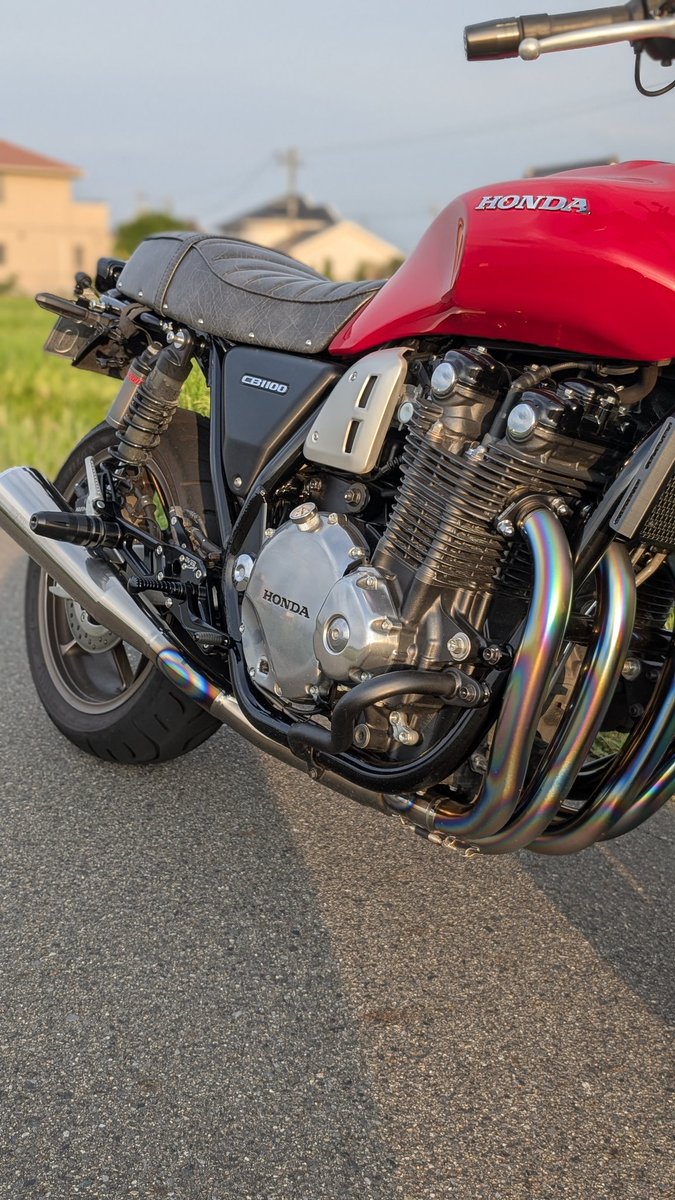 Hi_CB1100rs's tweet photo. 遂にk&amp;hシート届きました＼(^o^)／
純正より足が下ろしやすく、座り心地最高😇
あとは…タンデムバー…？？😇

#CB1100rs #HONDA　#ケイアンドエイチ https://t.co/HVe4oFvGH0