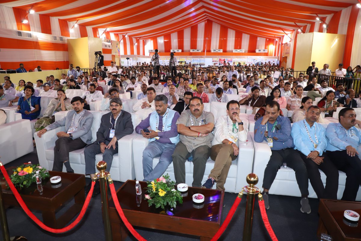 csirnbrilko's tweet image. Dr. N. Kalaiselvi, DG CSIR & Secretary DSIR at #StartupConclave2025, highlighted CSIR’s expanding ecosystem comprising academia, industry, & startups.
She emphasized the role of science and technology in reviving agriculture, supporting innovation, & empowering communities.