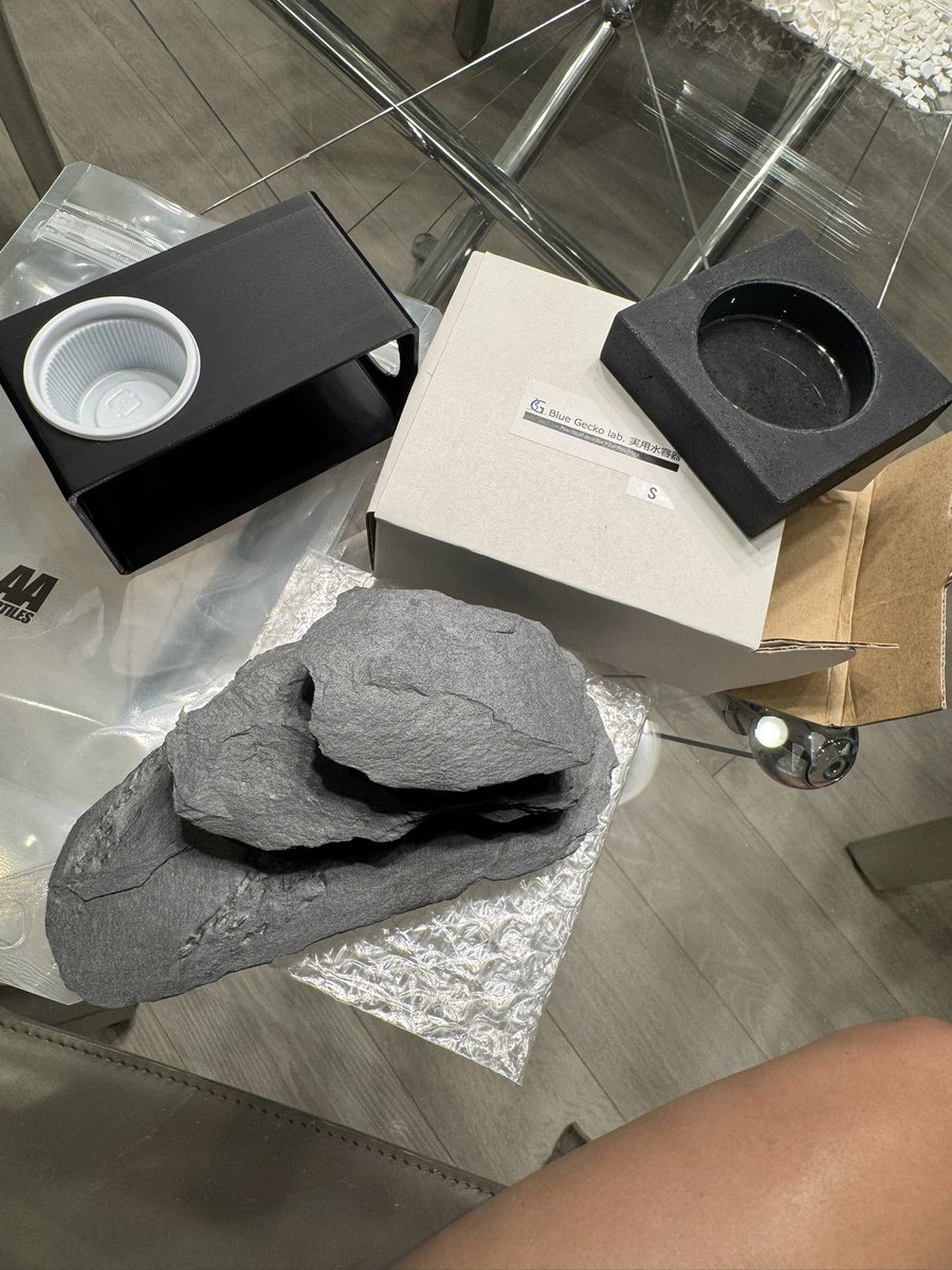 ゲコマ最高に楽しかった〜自分より経験のある凄い方のお話がゆっくり聞けるのも醍醐味です。お話させていただいた皆様、ありがとうございました!! まずはおしゃれで機能的な用品を設置。まだ夜は長そ〜　#ゲコーマーケット　#BlueGeckolab. #AAREPTILES  #ヤモリ