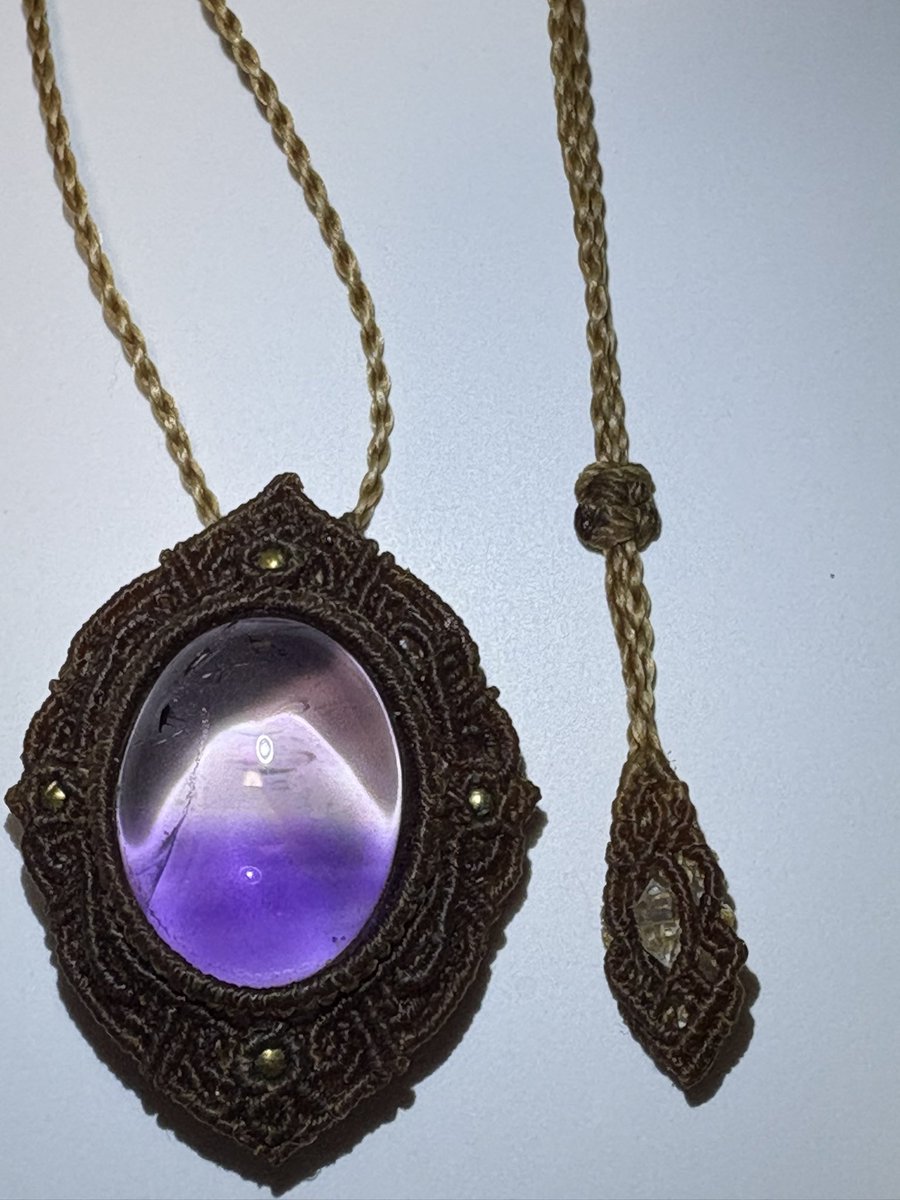 mkthqn's tweet image. アメシストとハーキマーのマクラメ
@MacrameWala 
素敵な店主さんのお店。センスが抜群です。
袋に木版でさり気なく。
作品とお店の感じ、店主さん全てがバチっとはまって本当に素敵です。
買いやすいのでオススメ！
#秋葉原ミネラルマルシェ