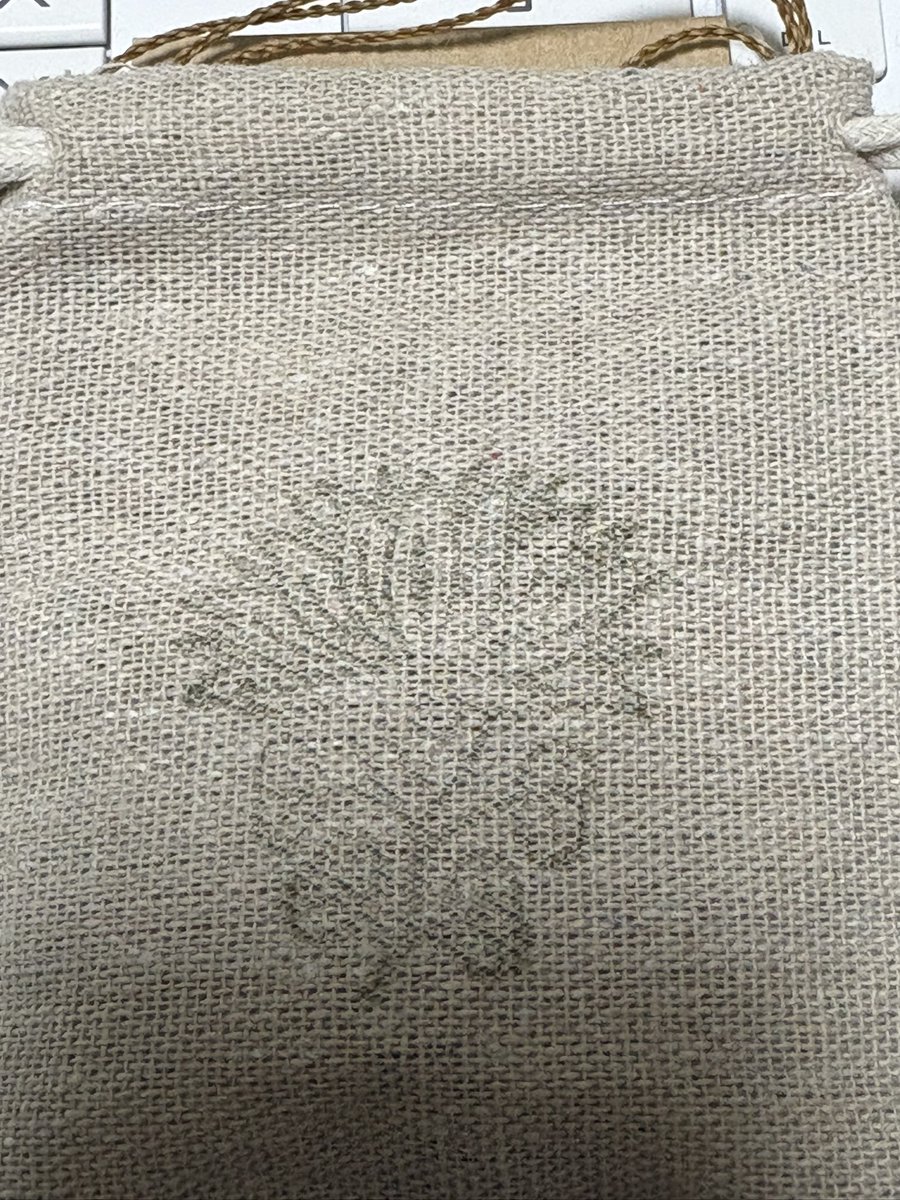 mkthqn's tweet image. アメシストとハーキマーのマクラメ
@MacrameWala 
素敵な店主さんのお店。センスが抜群です。
袋に木版でさり気なく。
作品とお店の感じ、店主さん全てがバチっとはまって本当に素敵です。
買いやすいのでオススメ！
#秋葉原ミネラルマルシェ