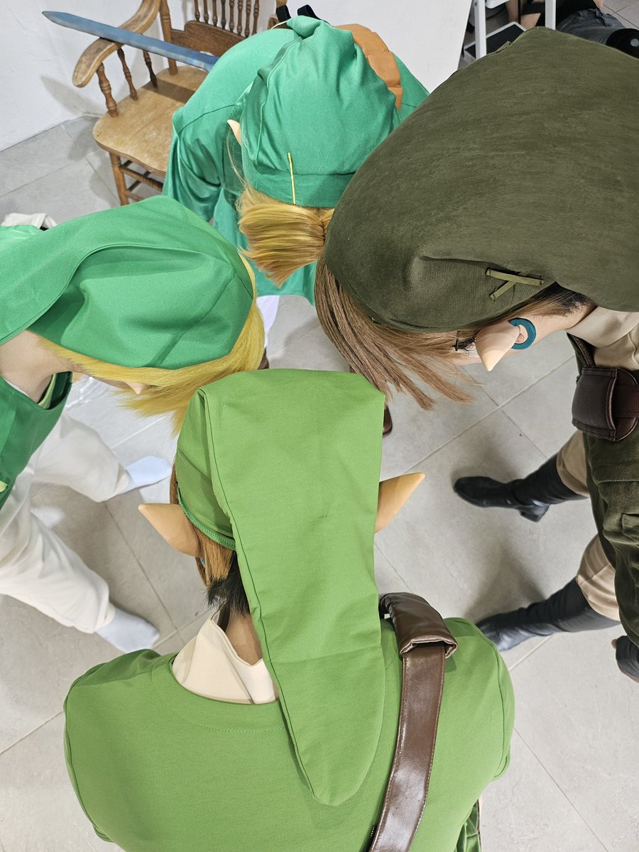 링크는 녹색이지 그치 얘들아?
<a href="/10_zelink/">『젤다의 전설 일일카페』이가단을 찾아라!</a>