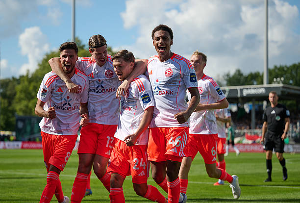 bundesliga_br2's tweet photo. O Preußen Münster recebeu o Fortuna Düsseldorf no Preußenstadion, os Rot-Weiß venceram de virada por 1-2, gols de Itten e Muslija. Para o Adler, gol de Scherder.

#PRMF95
#Bundesliga https://t.co/5tSJ9b8d5Z