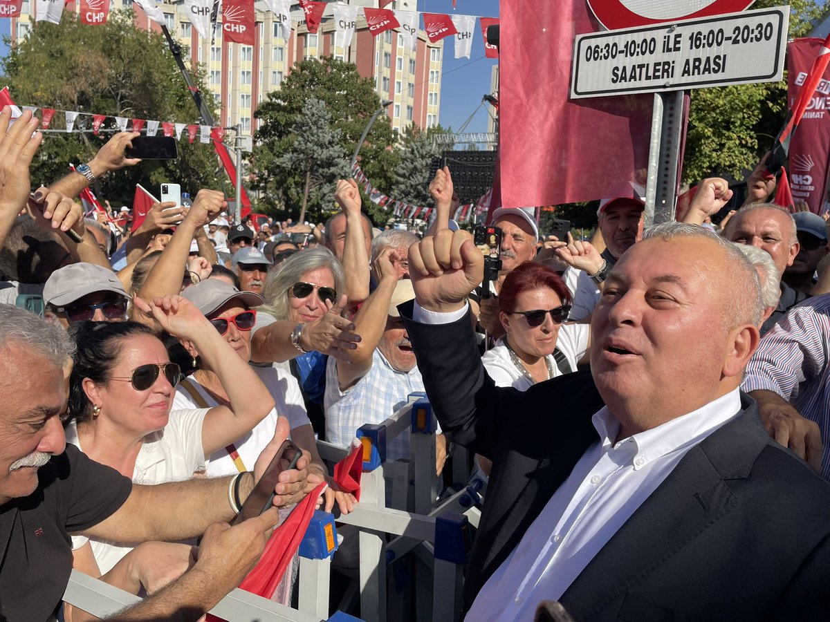 Tandoğan miting alanındayız. Çocuklarımızın,torunlarımızın geleceği için meydanı dolduran tüm vatandaşlarımıza teşekkür ederim. 
Bir olacağız, iri olacağız, diri olacağız.
ÇOK GÜZELSİN ANKARA.
<a href="/herkesicinCHP/">CHP 🇹🇷</a>