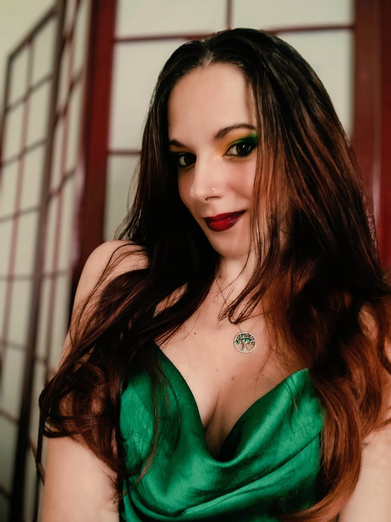 Alors… est-ce que je me suis préparée pour une grande sortie, un théâtre ou une soirée chic ? Pas du tout 🤣 J’ai simplement reçu une nouvelle palette de maquillage, et en voyant le résultat, impossible de résister à l’envie de tester ! J’ai ressorti une de mes tenues préférées