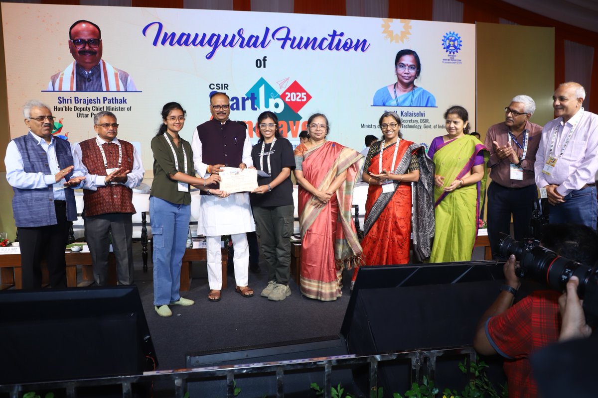 csirnbrilko's tweet image. At the inaugural function of #StartupConclave2025,
Hon’ble Deputy CM of Uttar Pradesh, Shri @brajeshpathakup felicitated CSIR-incubated startups for their breakthrough innovations.
#CSIRat84 #Lucknow