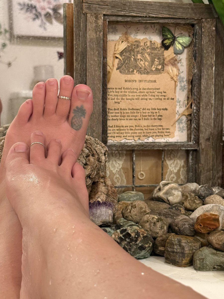 mskittyquinn's tweet photo. That’s better 🛁 clean, soft, perfect… and all yours to ache over. Like the poem behind my toes says: “And I’ll tell my little pussy not to harm you.” 

My feet on the other hand, no promises. 😈 https://t.co/buyZeuyFpG