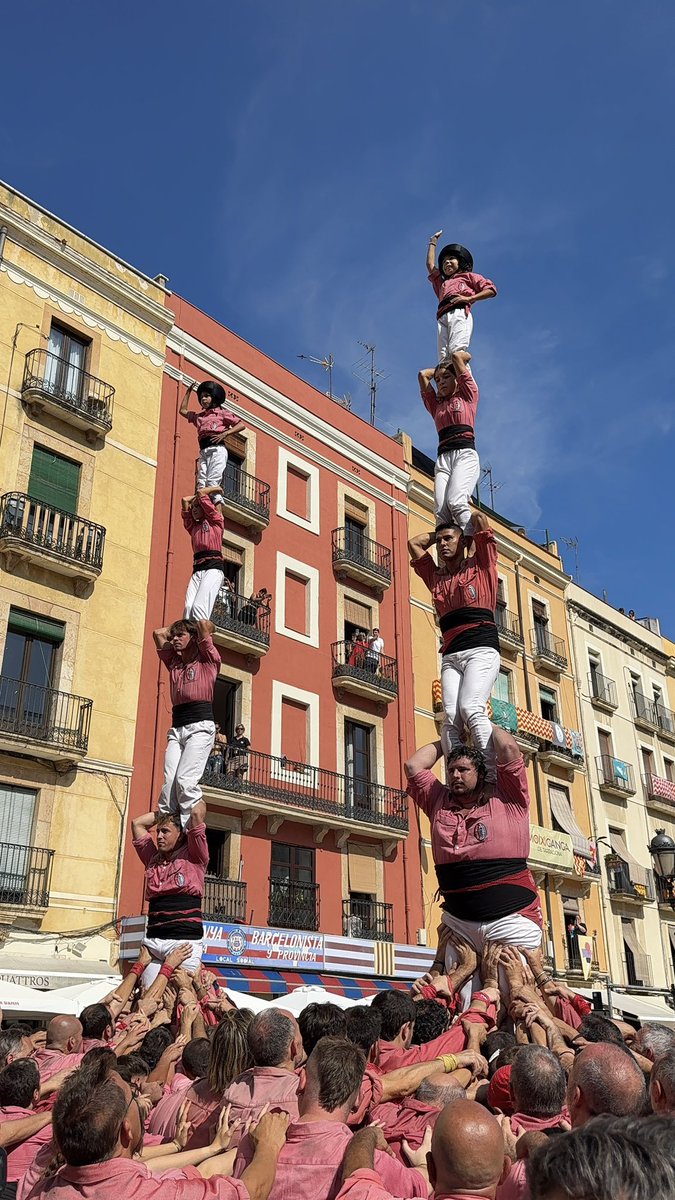 Acabem l’actuació amb dos pilars de 5!
#castells #collavella