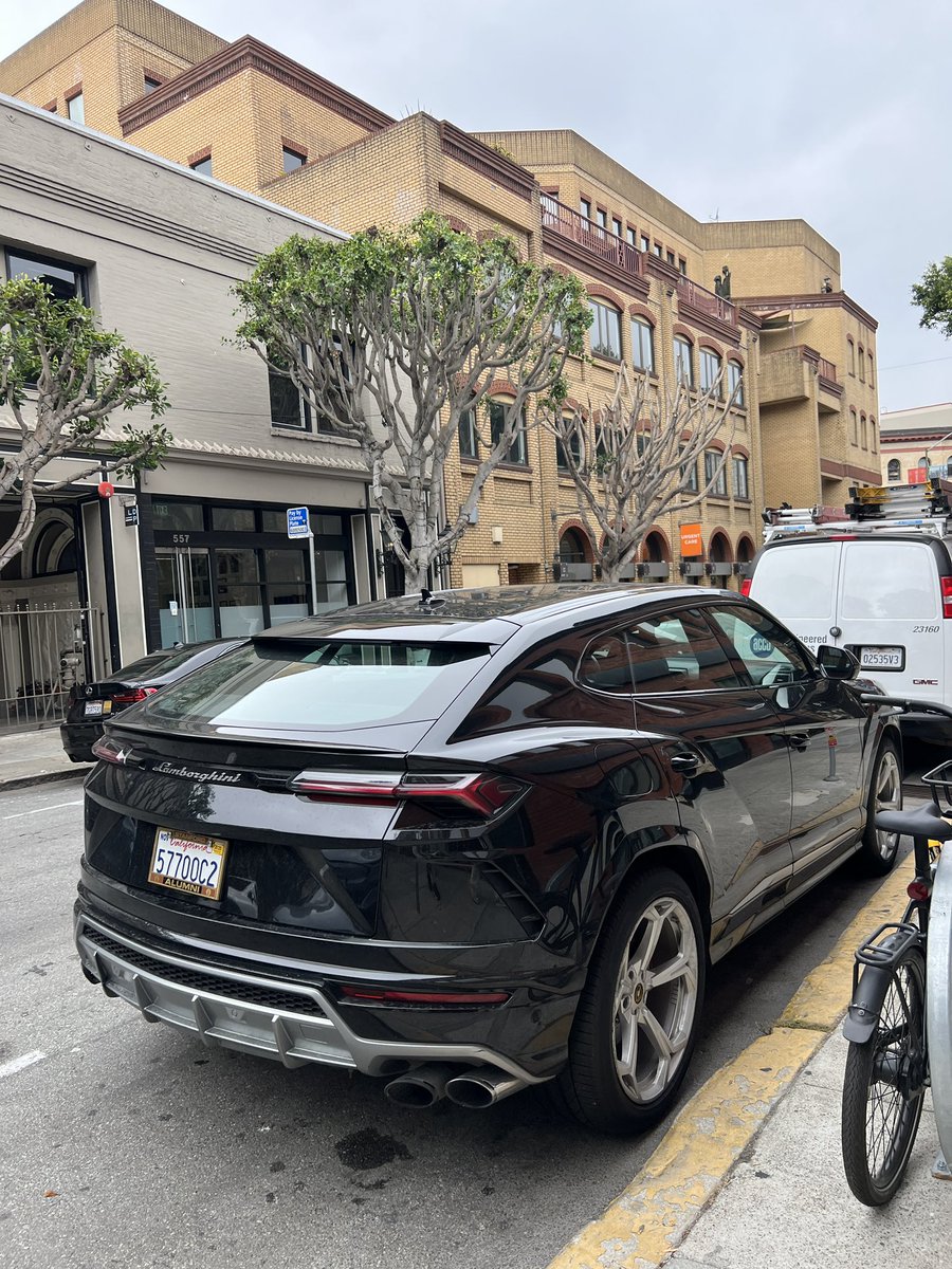Is this the most lightly optioned Lamborghini Urus’ that you have ever seen? 👀🤔