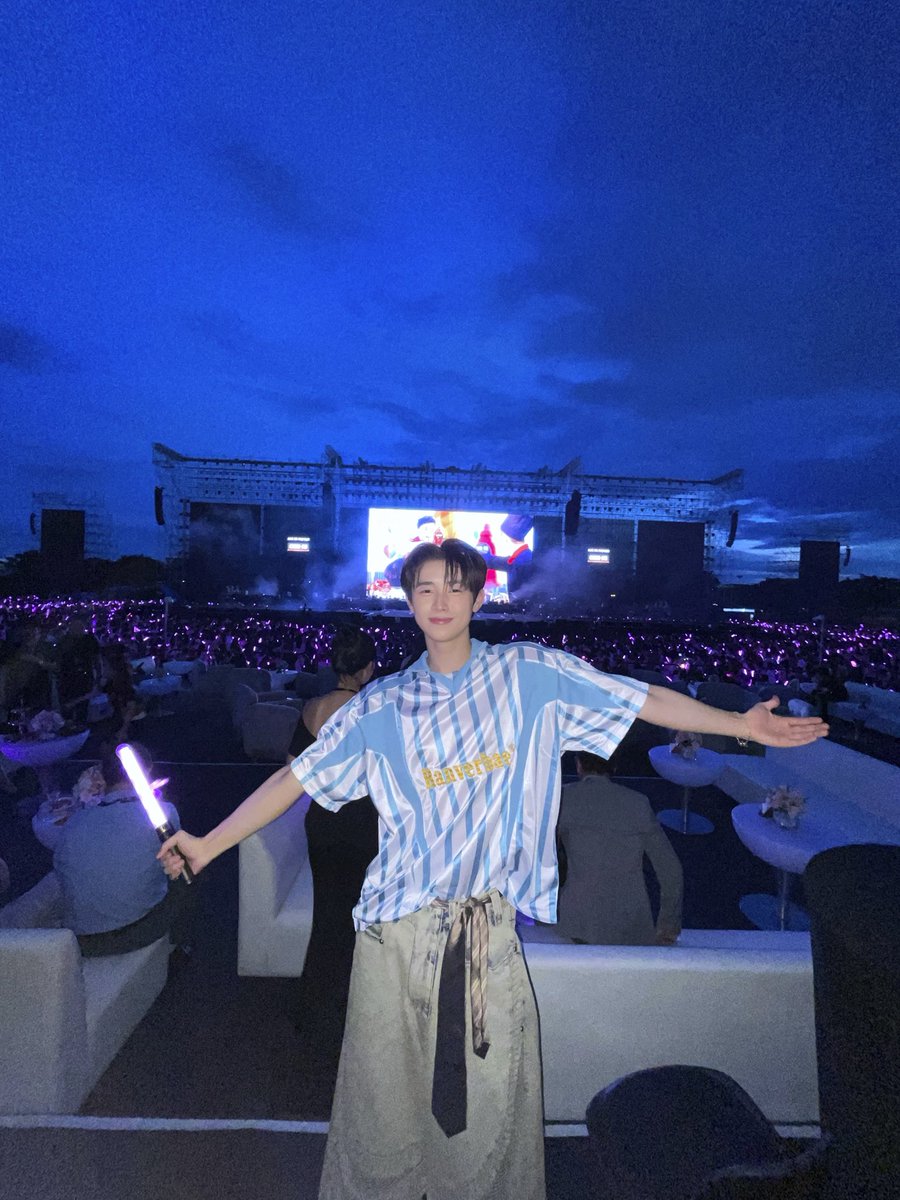 _CONG_twt's tweet photo. +1 throat gone after singing too hard 🗣️🪩
#CONGB #콩비 https://t.co/vdl89uMwsF