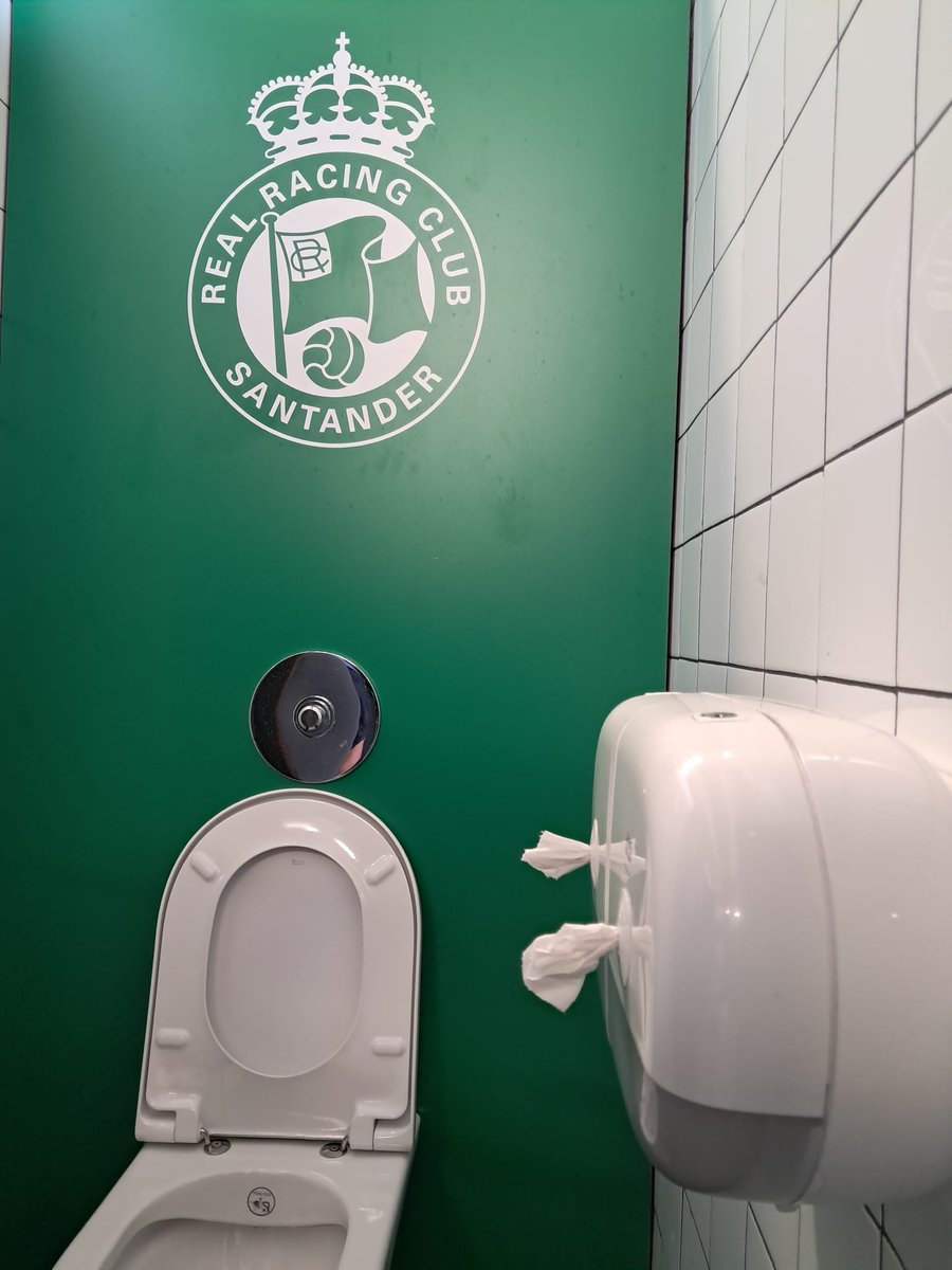 Llorando de la emoción al entrar al servicio y ver papel higiénico... Este club ya es otro. Ahora sí