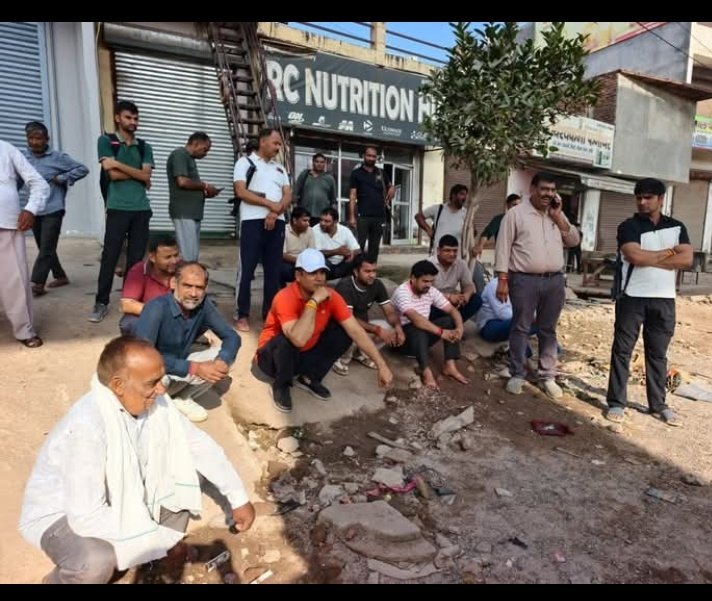 यह फोटो किसी दर्शको की नही है। इस फोटो में लाल रंग की टीशर्ट में बैठे।गाज़ियाबाद के लोनी विधायक नंदकिशोर गुज्जर है। <a href="/BahujanVichar1/">Bahujan Vichar</a> <a href="/Lol_Chndu_BsDk/">B. Singh (Sani )</a>