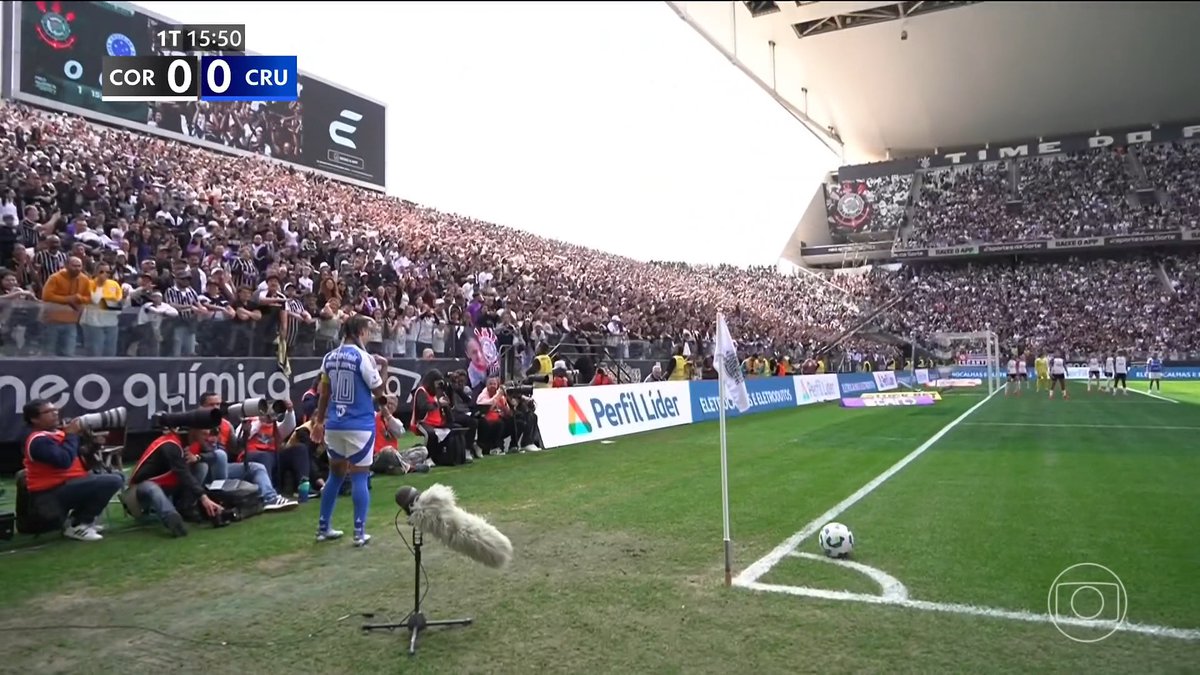 A torcida do Corinthians fazendo bonito e comparecendo em peso na Neo Química Arena para a decisão do Brasileirão Feminino.