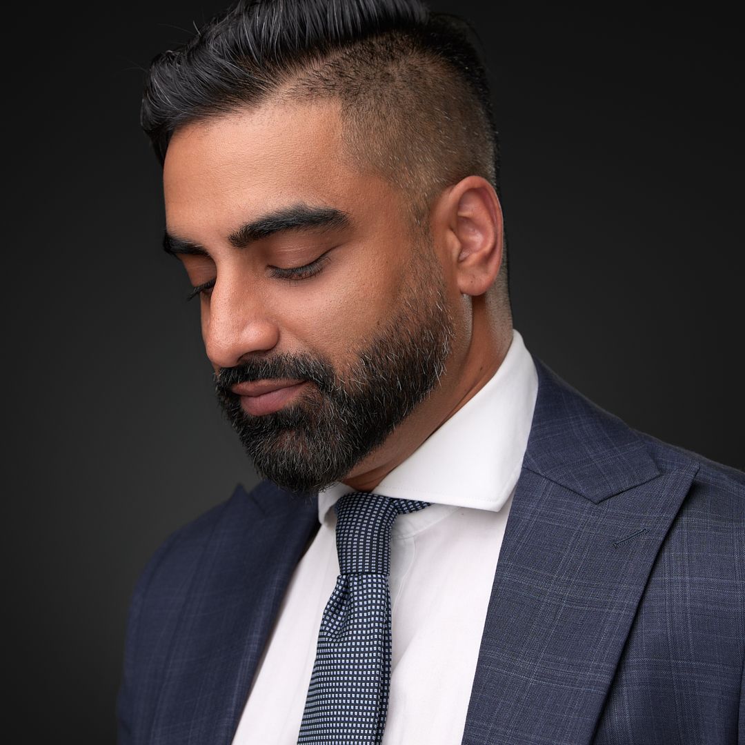 204headshots's tweet image. Power pose, professional polish. 
•
•
•
#digitalfirstimpression #professionalportrait #profileupdate #cleanbranding #photographerwinnipeg