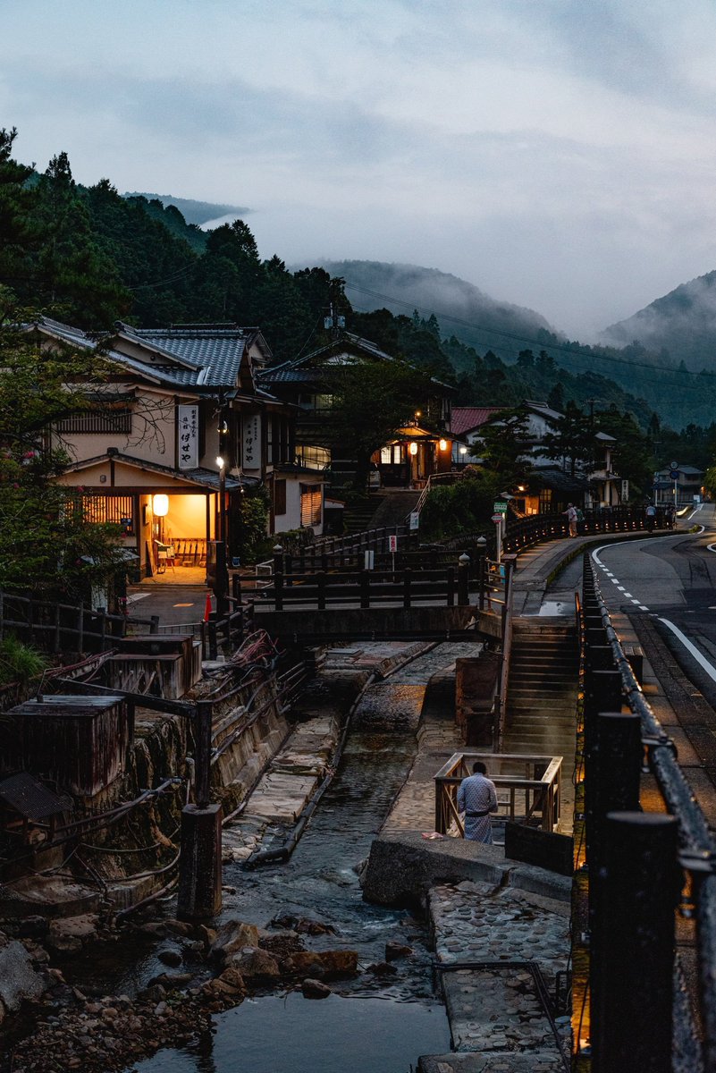夕暮れの温泉街、静かな灯りと川のせせらぎに包まれて。
まるで時間がゆっくり流れているような、心安らぐひととき♨️✨
