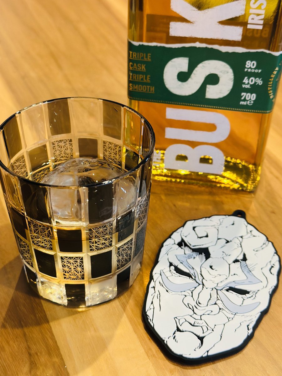 前のがひび割れて新しいの買ってなかったので、長崎で新しいロックグラスをお迎えしました😊
黒いフォルムが石仮面コースターにピッタリ？👍
