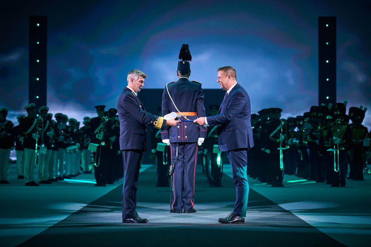 HNijgh's tweet image. Als voorzitter van stichting Koopvaardijpersoneel 1940 - 1945 had ik de grote eer om midden in de show v.d. Nationale Taptoe, onder toeziend oog van veteranen en nabestaanden, de mars ‘Zij hielden koers’ uit handen van Inspecteur Generaal der Krijgsmacht vadm Boots te ontvangen.