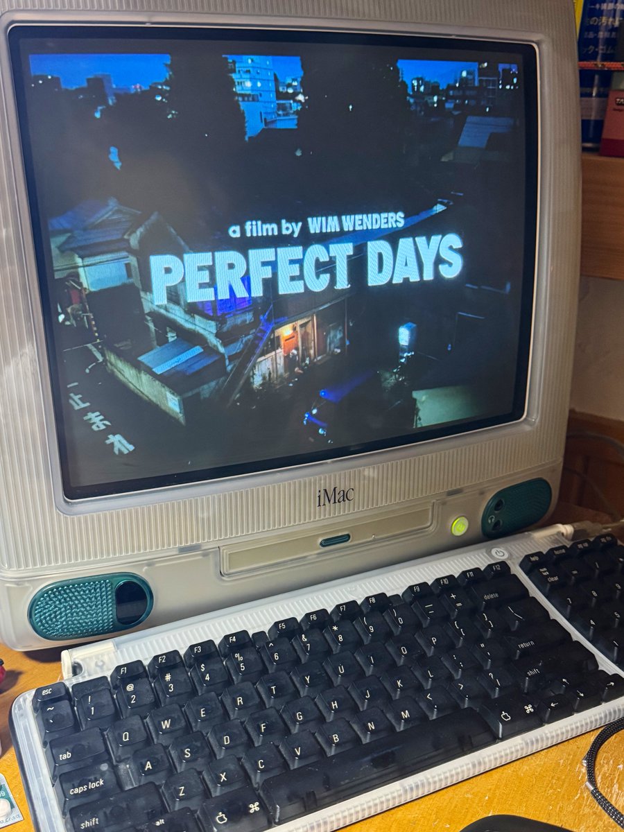 友人からもらったiMacG3
OS10.3入れてみたけど使い道ないのでCRT生かしたまま外部モニターにしてみました
4:3の映画でも観ますかね