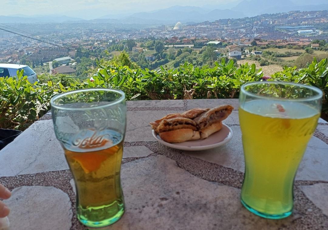 Domingueo matutino desayunando unos pinchos de cachopo. Na, ligerito.