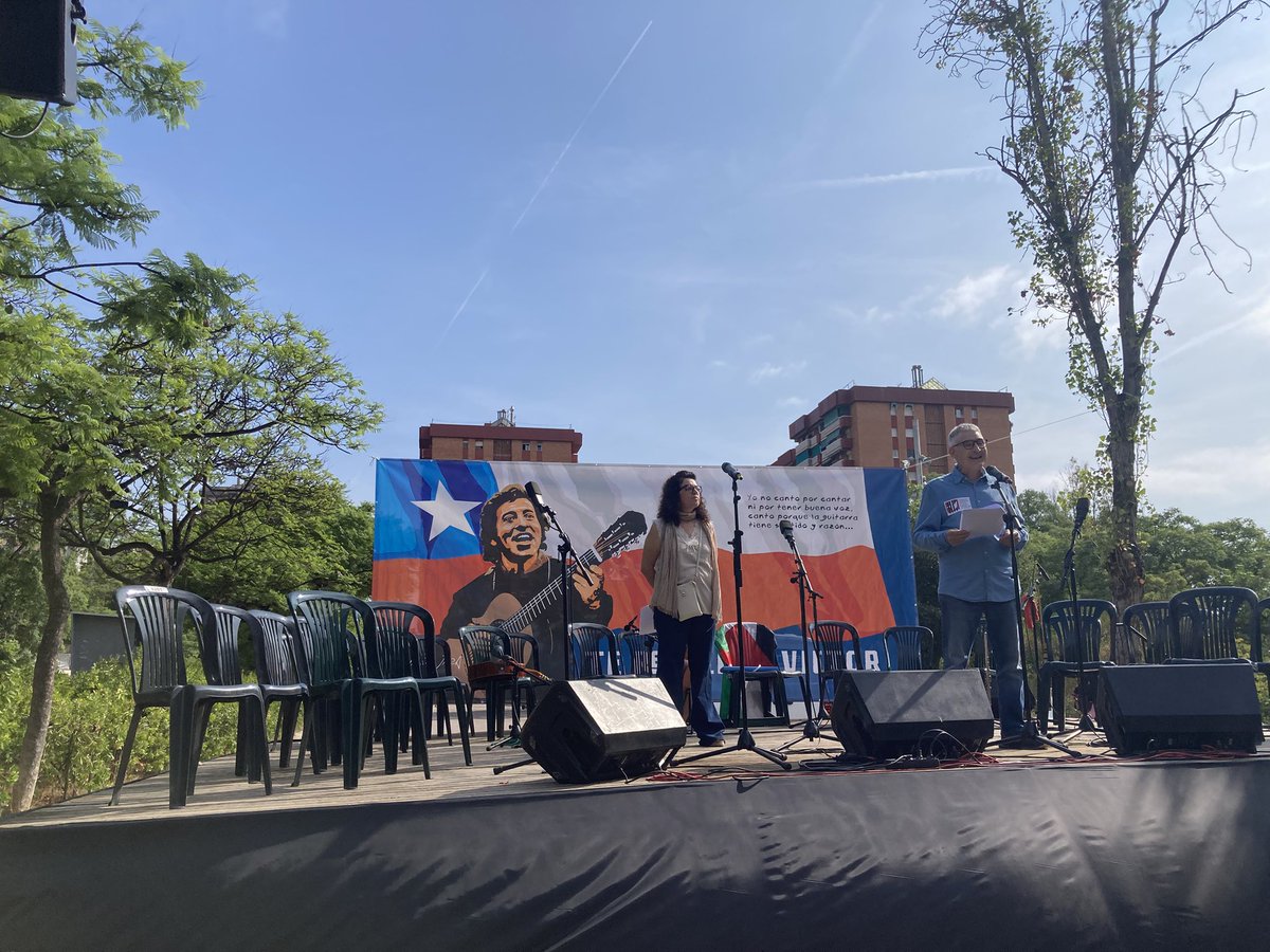 En l'homenatge a Víctor Jara a Nou Barris intervé <a href="/MartinezDomenec/">Domènec#ComunidadPorElClima</a> en nom de l'Associació Catalana d'Ex-Presos Polítics del Franquisme, recordant els llaços entre l'antifranquisme i la solidaritat amb Xile i el govern de la Unitat Popular d'Allende

#TeRecuerdoVictor2025