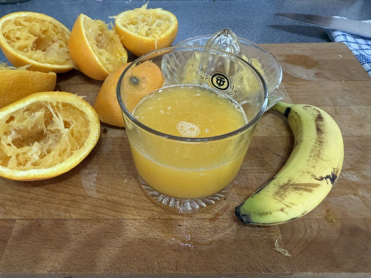 kidnapped_teddy's tweet image. Pre gym breakfast 🏋️
Homemade lemon/ginger/turmeric shot 🍋🫚 
Fresh orange juice 🍊 
Banana 🍌 
#VeganAF
#Strokerecovery