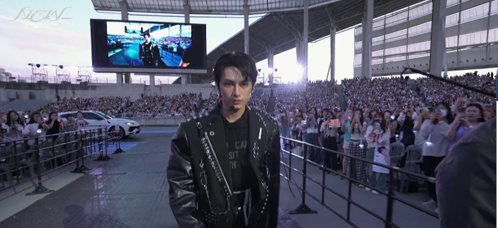 진짜 셉에서 젤큰애 두명으로 객석 가로지르는 모델워킹오프닝 시작하는거 너무 고트하다고 생각함