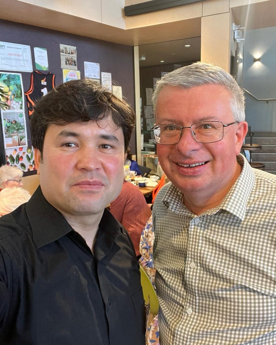 Great to catch up with Barat Ali Batoor today at the Casey Cardinia for Refugees  fundraiser in Pakenham. Batoor is a multi award-winning photographer and filmmaker as well as refugee activist.