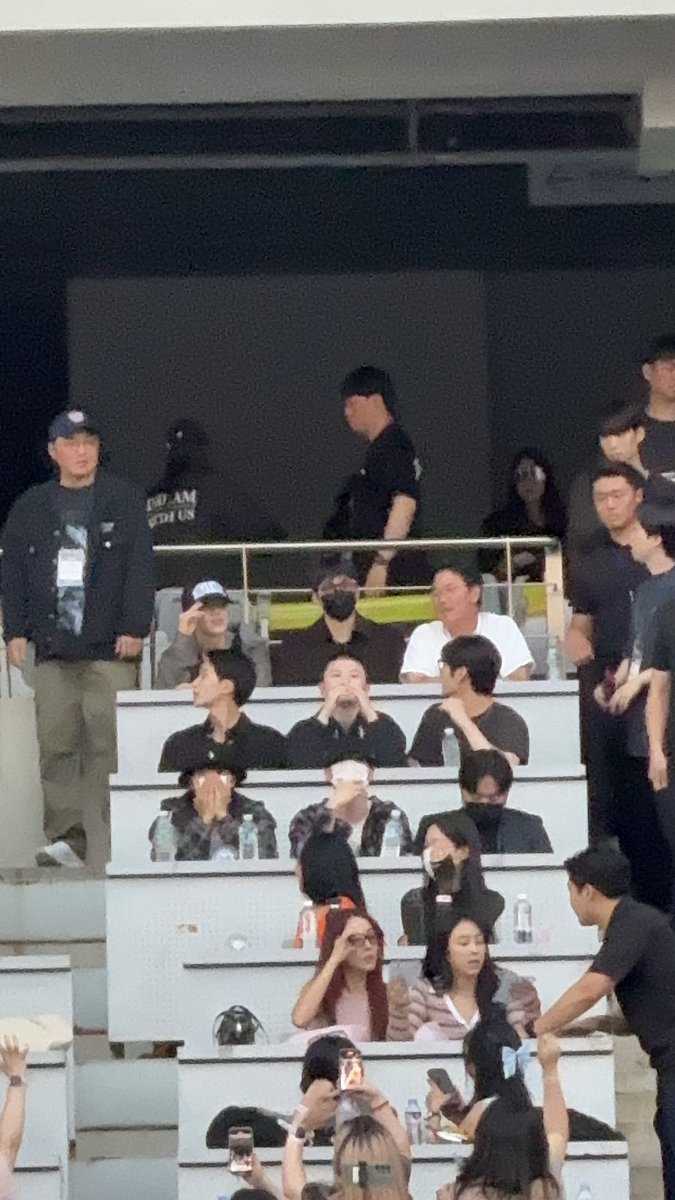 the boys are present 🥹🥹🥹🥹