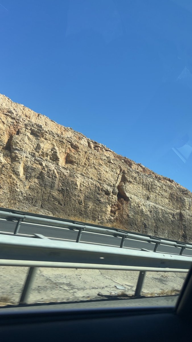 Yolda olmak,  hiçbir yere ait olmamakla her yere ait olmanın tam ortasıdır.