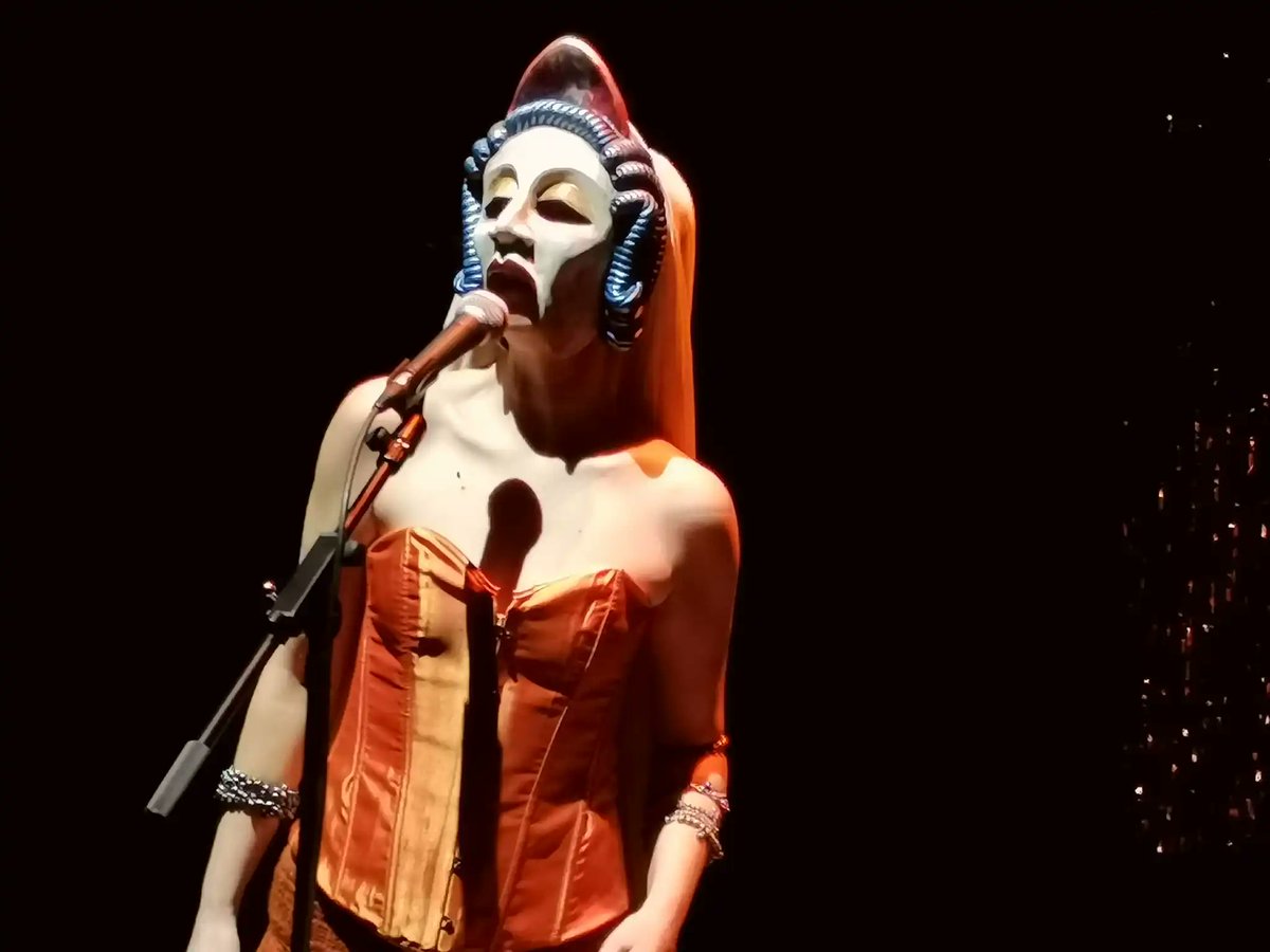 ¡Celebremos! Ha nacido un nuevo espacio donde compartir palabras y cultura más allá de las programaciones oficiales. Celebremos y cuidémoslo para que crezca. 

salalosangeles.wordpress.com #Teatro #Salas