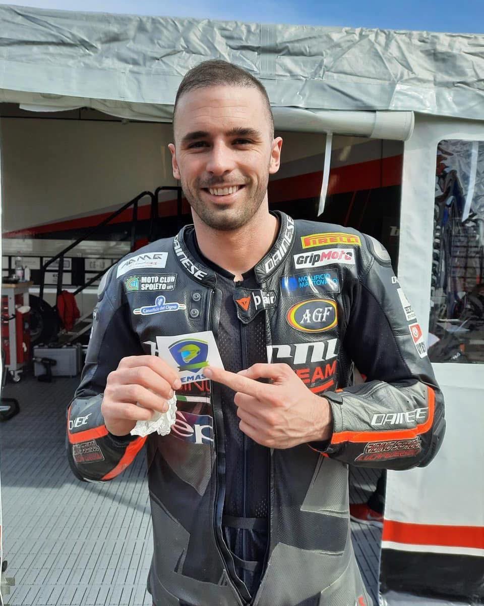 14 settembre 2024

Luca Salvadori ci lasciava improvvisamente mentre disputava una gara dell’IRRC a Frohburg, venendo coinvolto in un incidente con Didier Grams nel corso del primo giro di gara

Una data che resterà sempre impressa nella memoria di chi ha avuto modo di conoscerlo