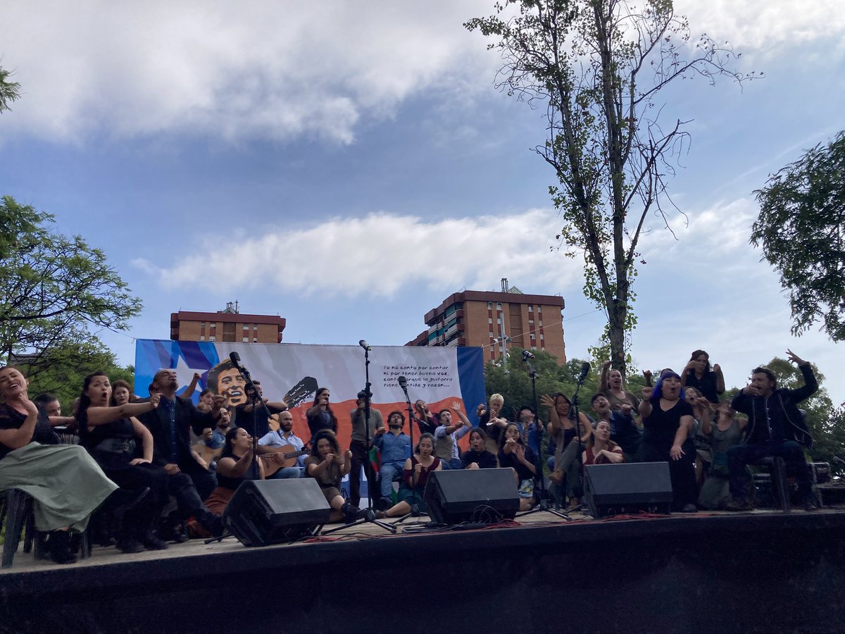 Torn de l'espectacle musical "Víctor sin Víctor Jara" dels Germans Ibarra Roa i el col.lectiu Jardines Humanos