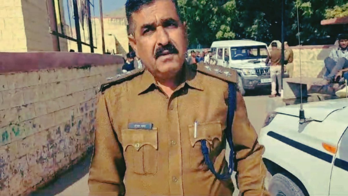 PRAKASH CHOUDHARY (@prakash_rlp_bmr) on Twitter photo बाड़मेर से बड़ी खबर
चौहटन DSP जीवनलाल खत्री को पुलिस मुख्यालय ने किया APO
ड्राइवर हेड कॉन्स्टेबल पर थप्पड़ मारने के आरोप
ऑडियो वायरल,
शिकायत SP तक पहुँची
अफसरों पर "मामला दबाने" के आरोप.
RLP प्रमुख हनुमान बेनीवाल ने भी उठाई निष्पक्ष जांच की मांग
<a href="/hanumanbeniwal/">HANUMAN BENIWAL</a> <a href="/RLPINDIAorg/">Rashtriya Loktantrik Party</a> बाड़मेर से बड़ी खबर
चौहटन DSP जीवनलाल खत्री को पुलिस मुख्यालय ने किया APO
ड्राइवर हेड कॉन्स्टेबल पर थप्पड़ मारने के आरोप
ऑडियो वायरल,
शिकायत SP तक पहुँची
अफसरों पर "मामला दबाने" के आरोप.
RLP प्रमुख हनुमान बेनीवाल ने भी उठाई निष्पक्ष जांच की मांग
<a href="/hanumanbeniwal/">HANUMAN BENIWAL</a> <a href="/RLPINDIAorg/">Rashtriya Loktantrik Party</a>