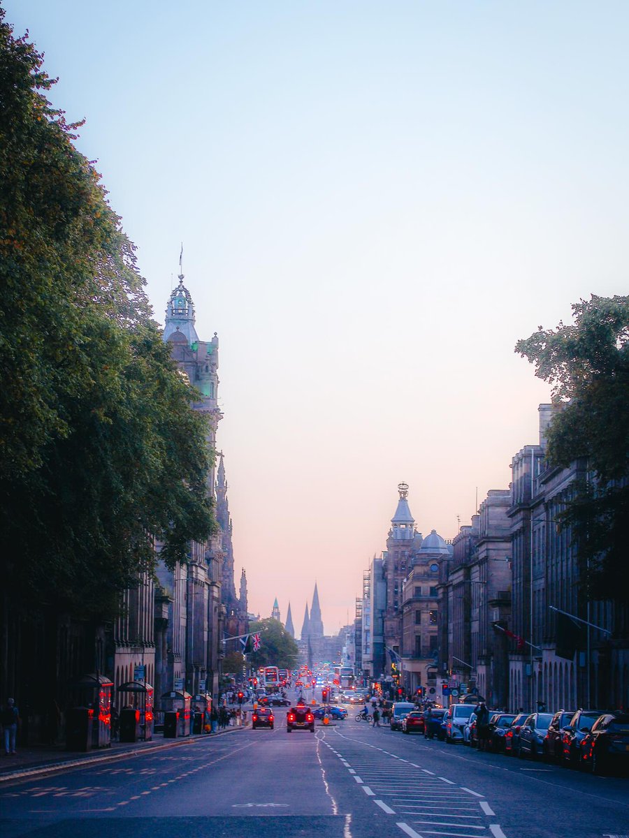 Standing on Waterloo Place, looking down at Edinburgh's beautiful city centre in all it's glory. What's your favourite view in the city? 😍 

📸 IG/thatsiddhesh