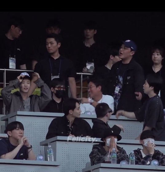 jajeanmyeon's tweet photo. WE GOT OT13 TODAY AAAAAAAAA IM CRYINGGGG 😭😭😭😭 https://t.co/EGpG4btjRP