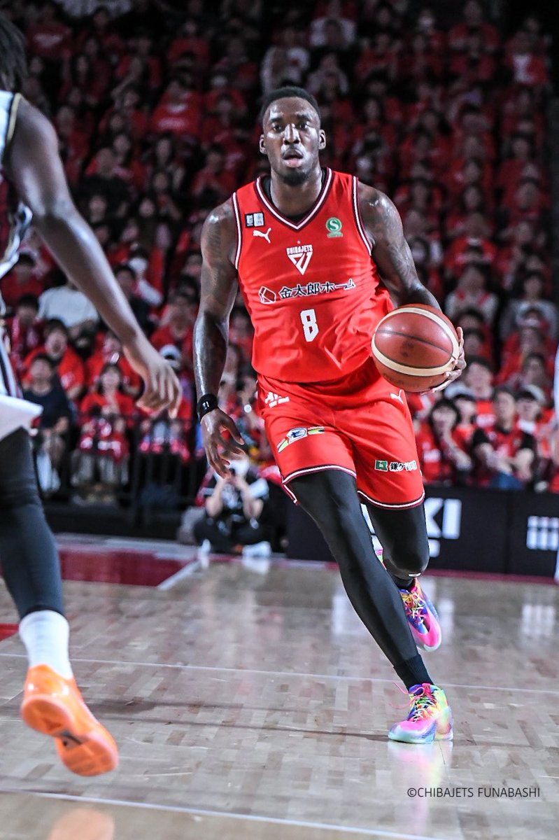 CHIBAJETS's tweet photo. 【リトル選手コメント】改めてこのプレシーズンゲームでブースターの皆さんの前でプレーすることができ、またいい試合をお見せすることもできてよかったなと思います。ここ数週間、練習や非公開試合などを乗り越えて、本当にチームとしてどんどん成長していっているなと実感しています。

Q.Bリーグについて、また日本についての印象はどうですか？

Bリーグはタレントが揃っているリーグですし、皆が本当にハードにプレーしているので、毎試合毎試合全力を出して戦っていかなければいけないと改めて感じました。

日本については、運転する時に左側通行なのが初めてなので最初は戸惑いがありました。運転には早く慣れないとと思っています。あとはお箸を上手く使えるように頑張りたいと思います。