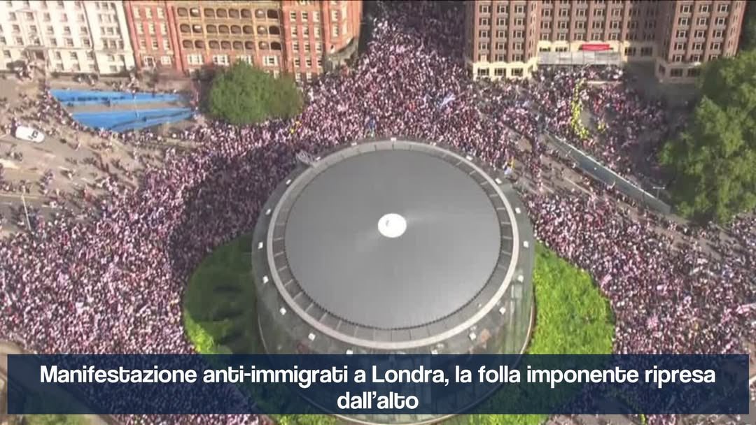 Anche in #Inghilterra più di 110.000 persone IN #PIAZZA CONTRO L'#IMMIGRAZIONE: E LE NOSTRE MAGGIORI TESTATE TACCIONO.
Un fiume di gente in #marcia: "La rivoluzione dei #patrioti è iniziata". 
Come in Italia e in tanti altri paesi europei l’immigrazione è diventata il tema